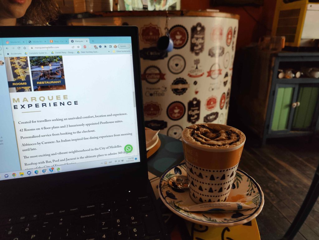 Un Café y Más
