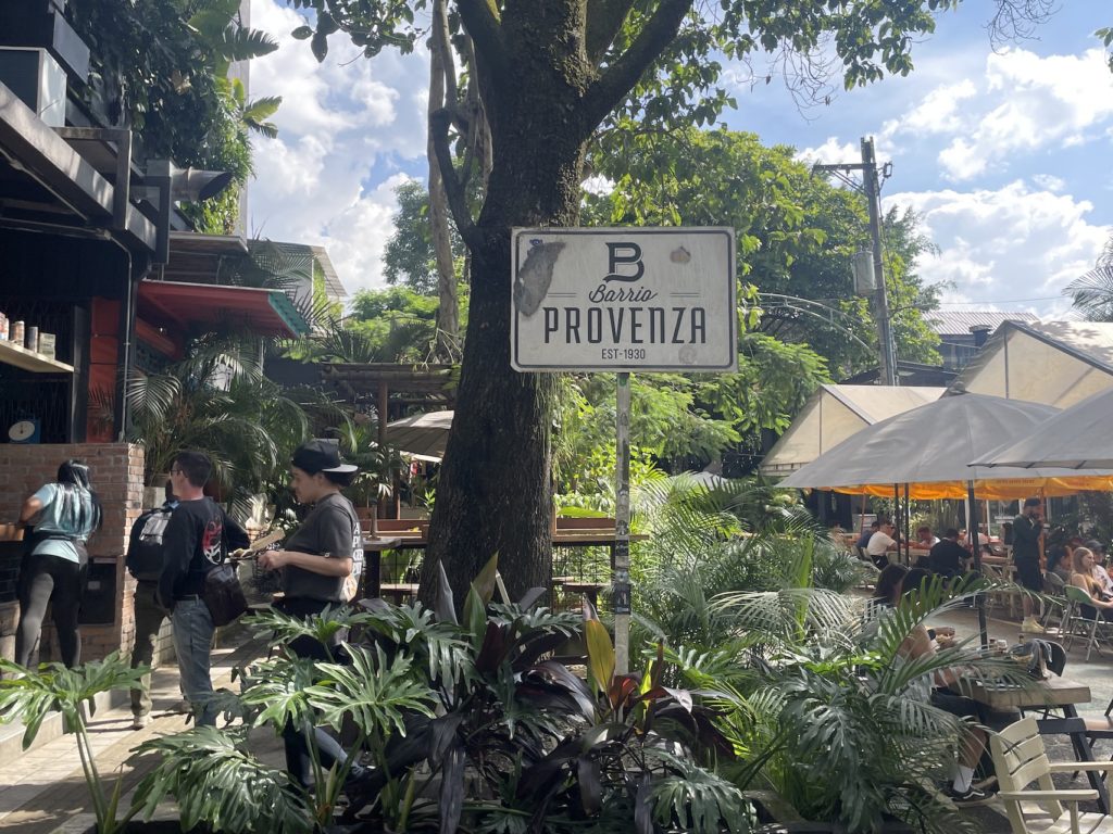 barrio-provenza-sign