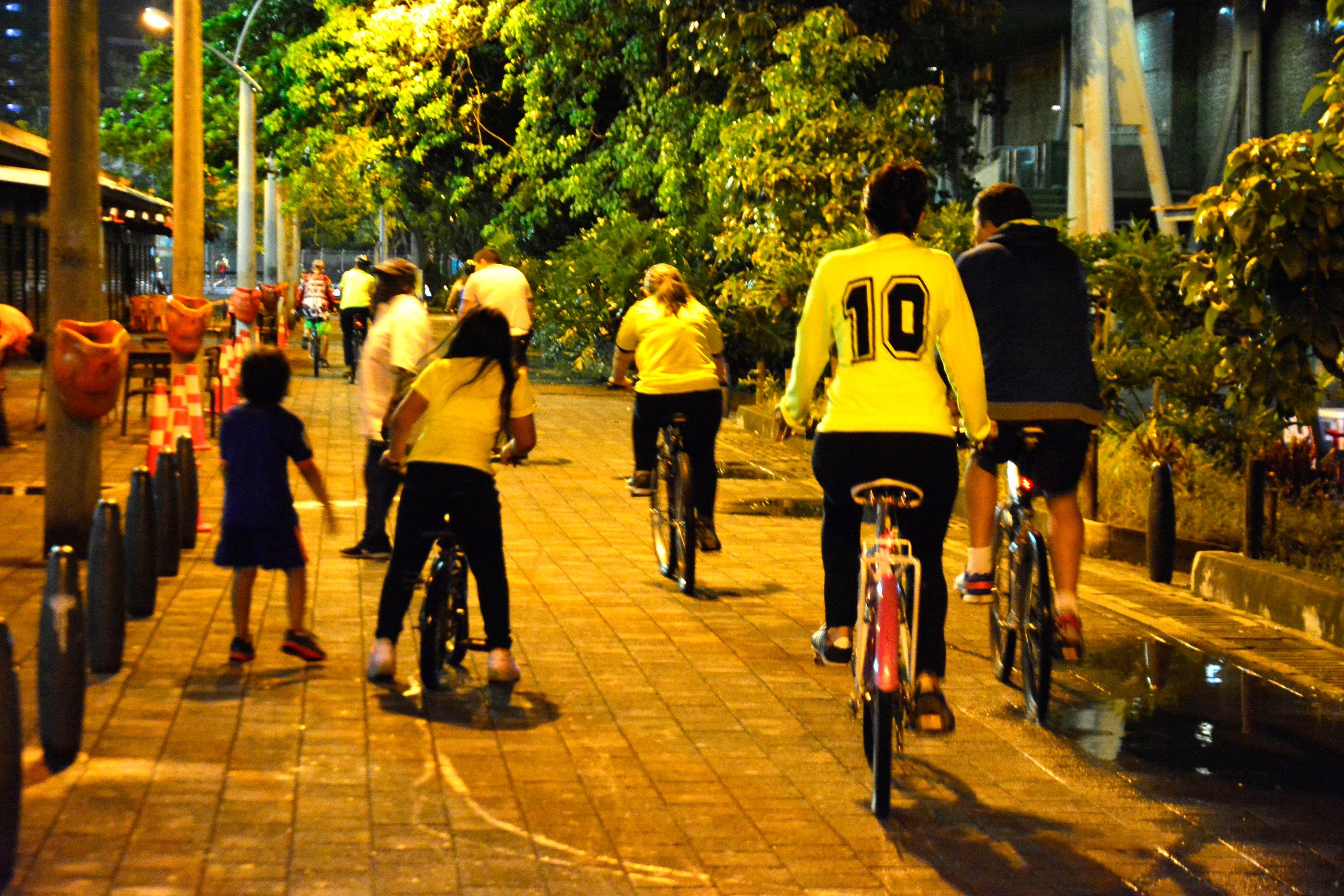 some people and children using the bike path