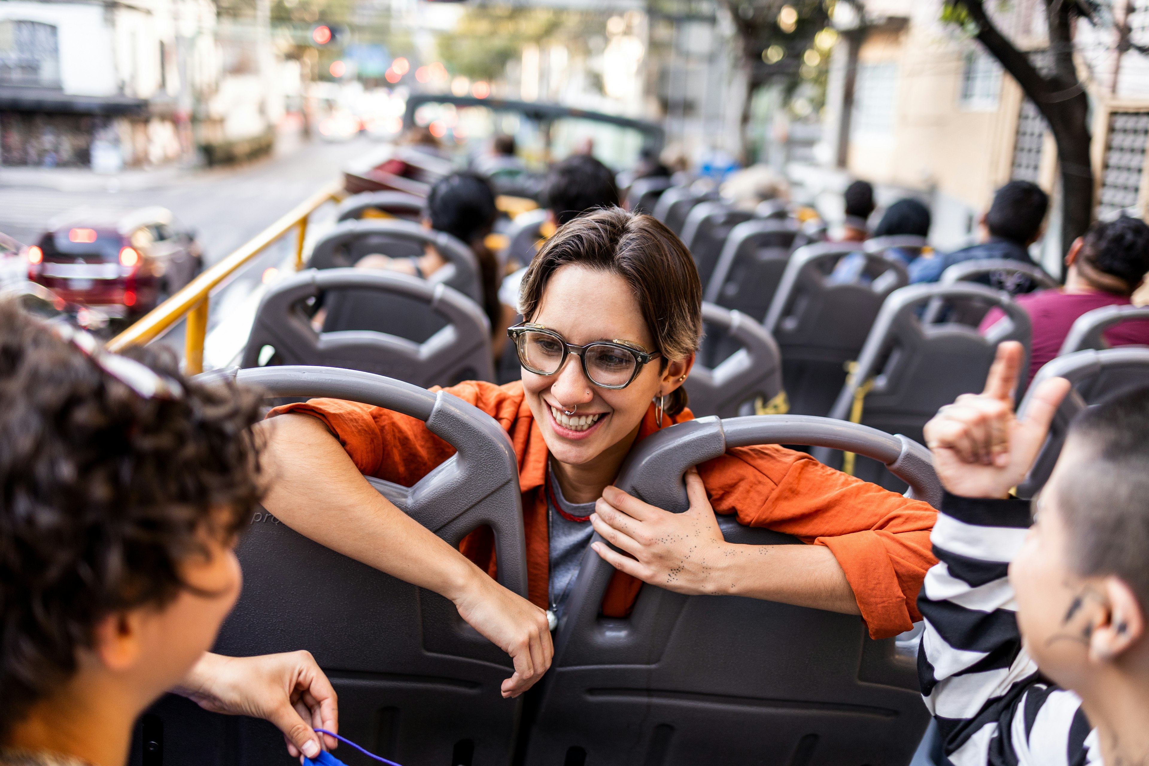 young people talking about the city while they are on the bus