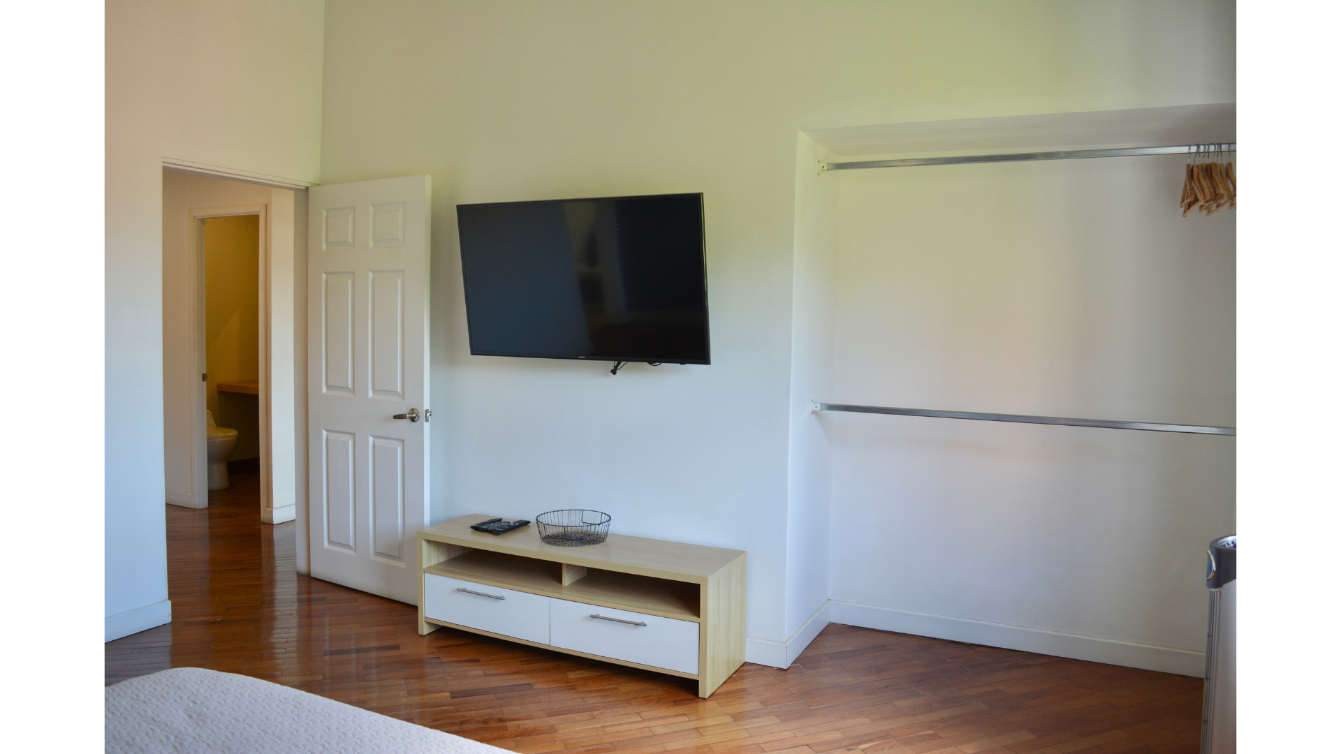 Stylish High Level Apartment Ready to Move in!