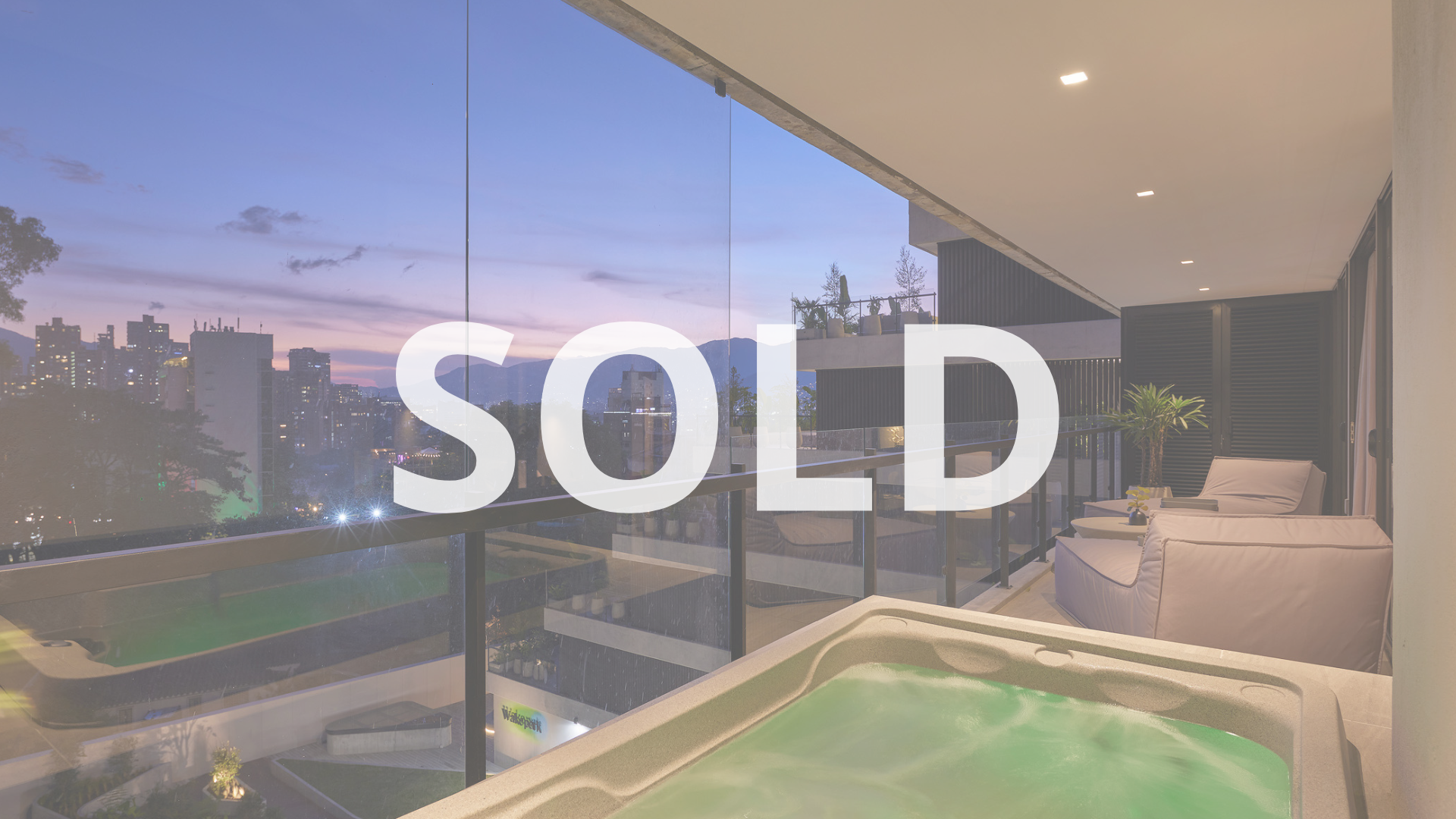 Luxury Apartment with Private Terrace & Jacuzzi in Wake Building, Lalinde (DAILY RENTAL)