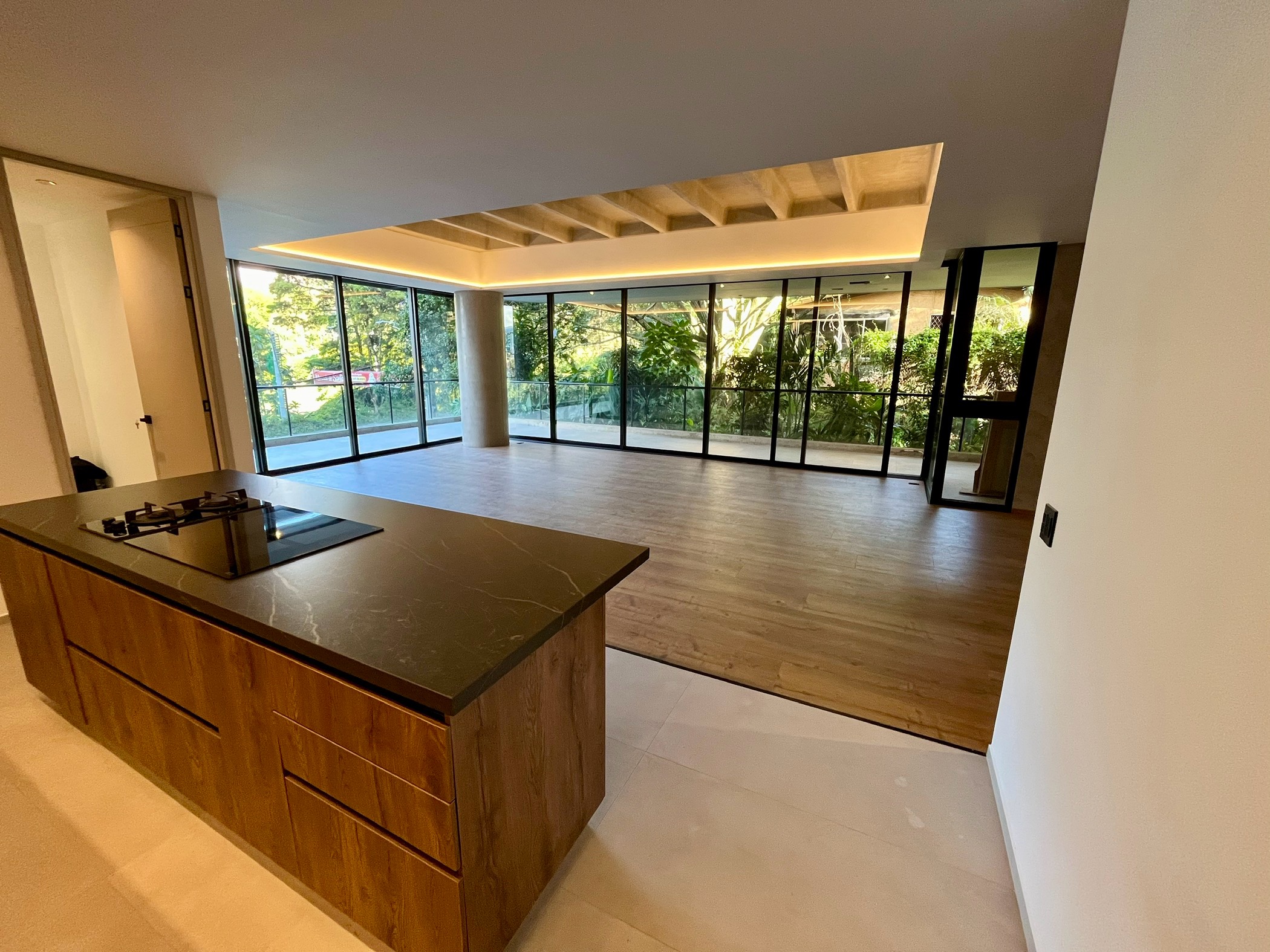 Modern Elegance in El Poblado: Spacious 240 m² Apartment with High-End Finishes