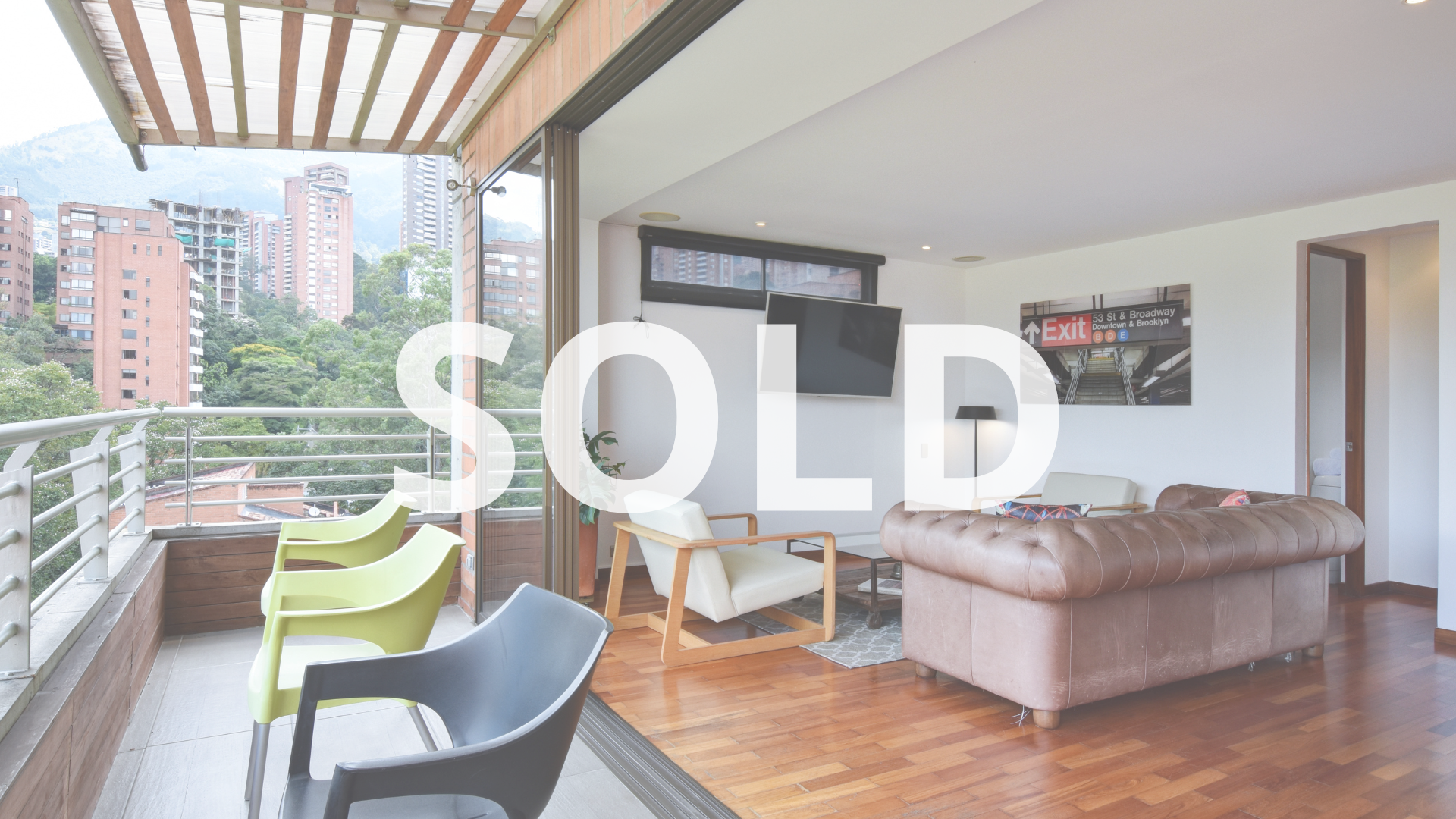 Luxurious Penthouse with Balcony, Home Office, & Furnishings in Heart of Medellín’s Provenza Neighborhood (TURNKEY)