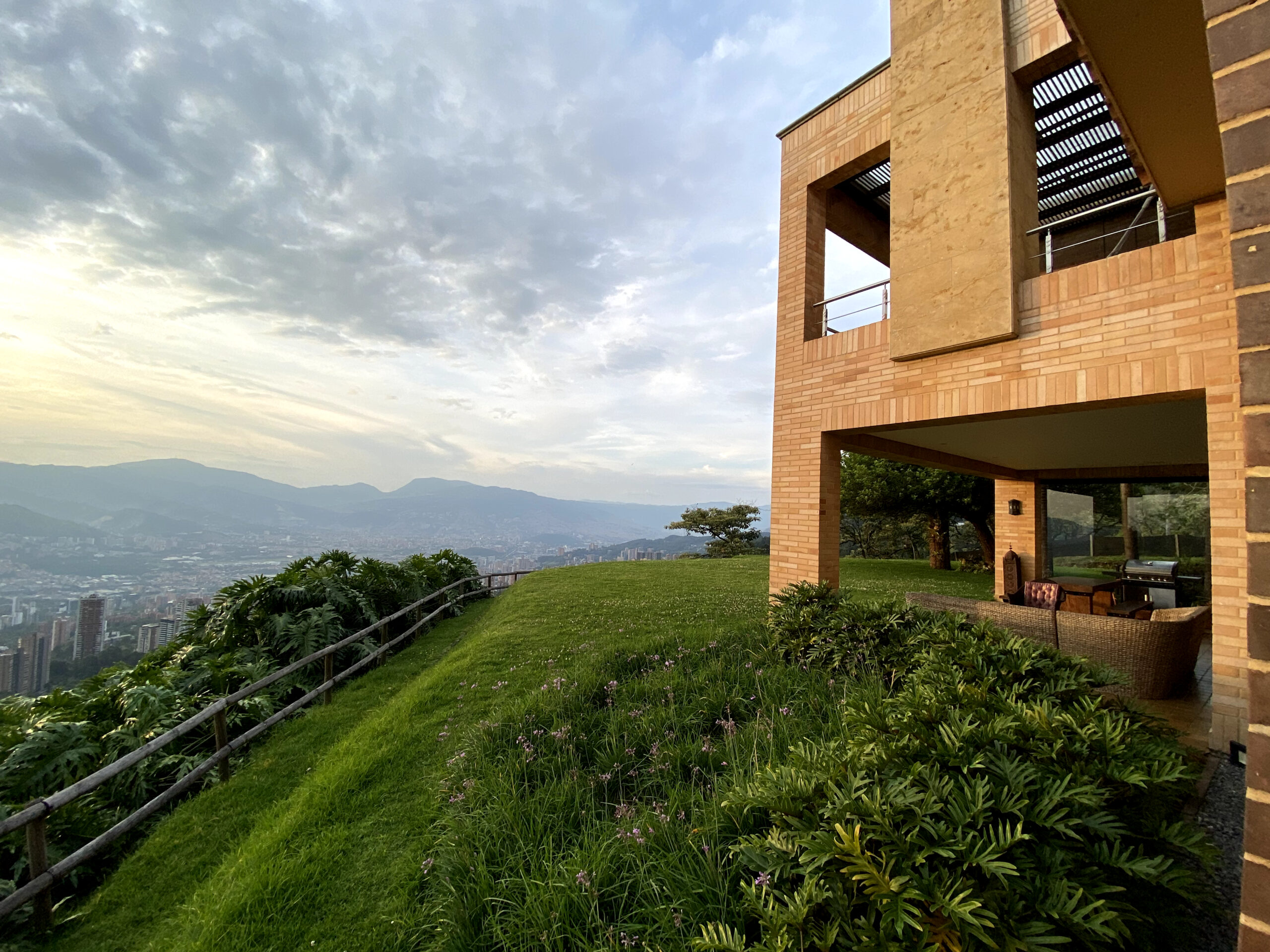 Exquisite House with Panoramic City Views in the Upper El Poblado (LOS BALSOS)