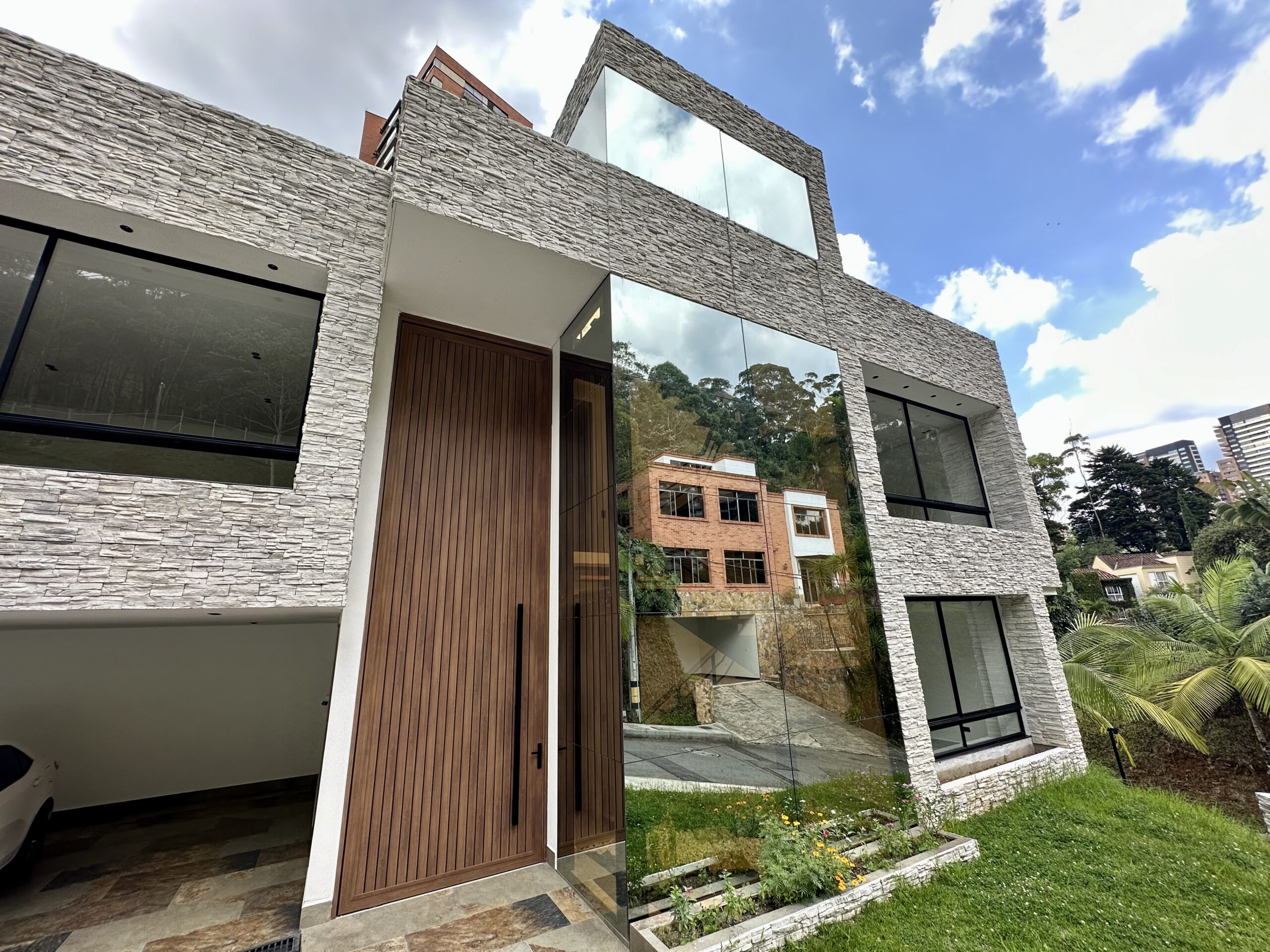 Luxurious Brand-New 5-Bedroom House in El Poblado, Close to Provenza & El Tesoro